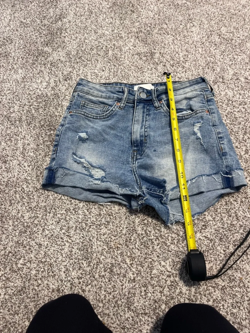 H&M High Waisted Distressed Denim Shorts Size 4 Light Wash Frayed Raw Hem - Picture 6 of 7